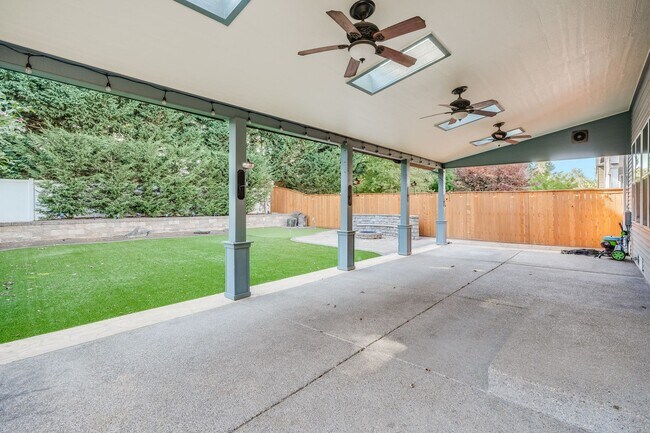 Building Photo - Beautiful 4 bed, 2.5 bath rental home in Oatfield Neighborhood Milwaukie!