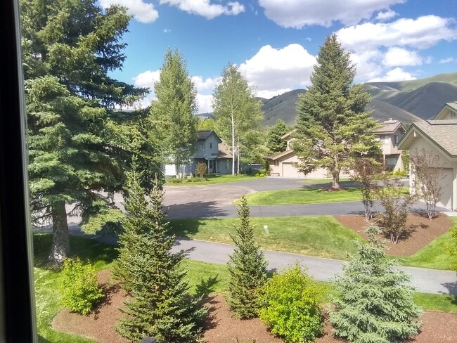 Building Photo - 7 month Lease -3bd/2.5ba Fully Furnished S...