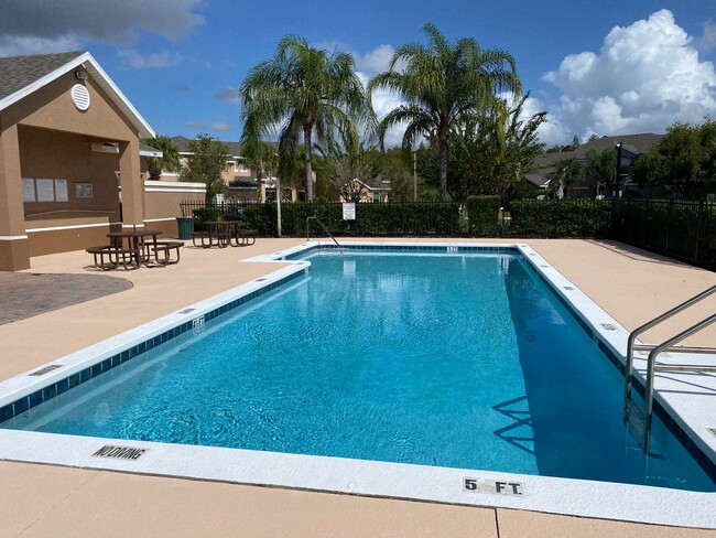 Building Photo - Adorable 3 bedroom / 2.5 bath town home wi...