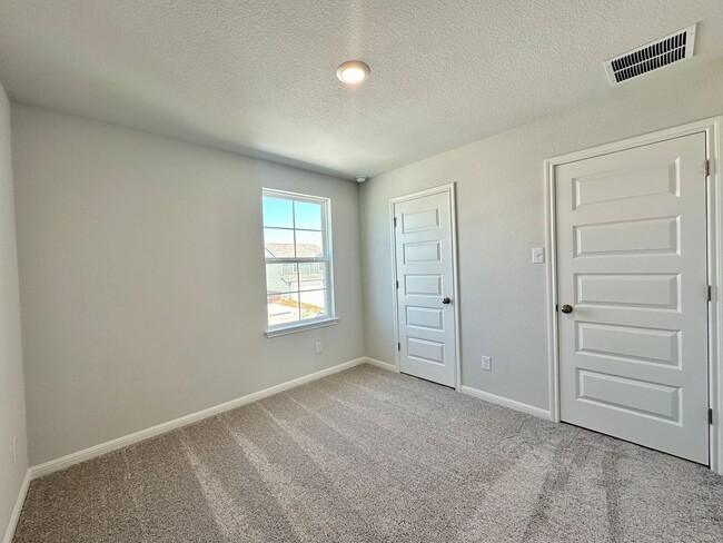 Building Photo - $500 OFF FIRST MONTHS RENT