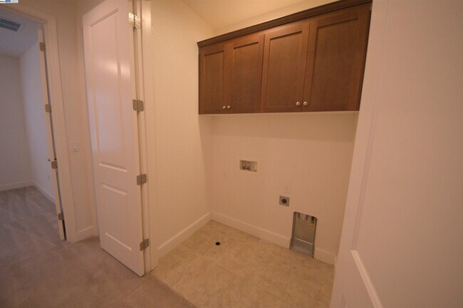 Building Photo - 5530 Esprit Way