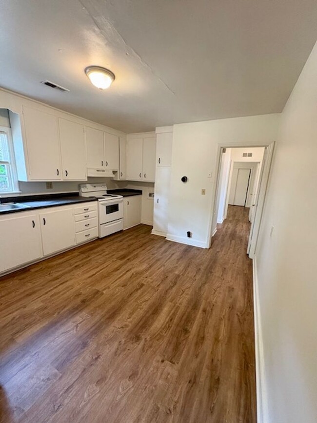 Building Photo - Conveniently Located Two Bedroom Townhome ...