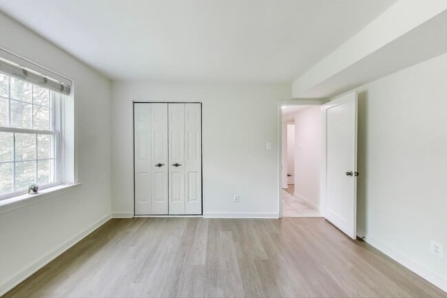 Building Photo - Convenient and Stylish 2-bedroom close to ...
