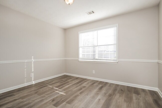 Building Photo - 221 Greenleaf Dr