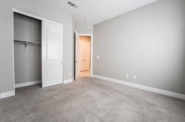Building Photo - Stunning 3 Bedroom One Story home in Summe...