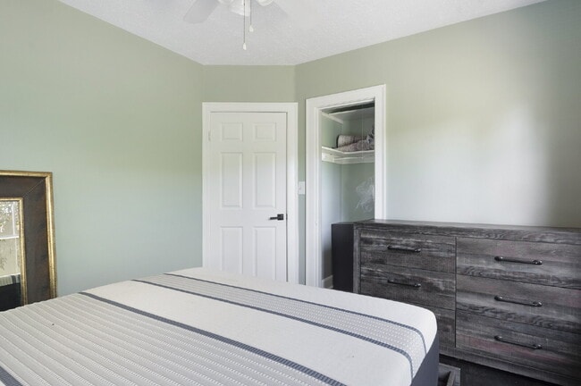 Building Photo - FLEXIBLE LEASE OPTIONS. CHARMING RENOVATED TWO BEDROOM TWO BATHROOM BUNGALOW JUST MINUTES TO DOWN...