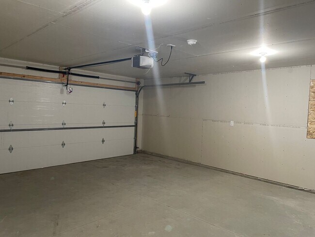Building Photo - 3 Bedroom 2 1/2 bath - South Fargo