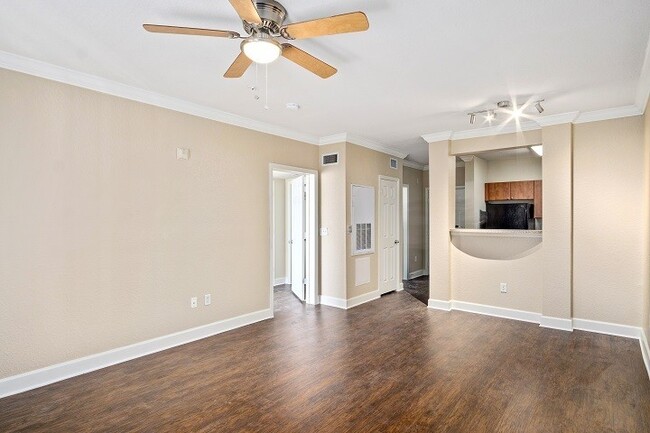 Building Photo - Renovated 1 Bedroom 1 Bathroom Condo with ...