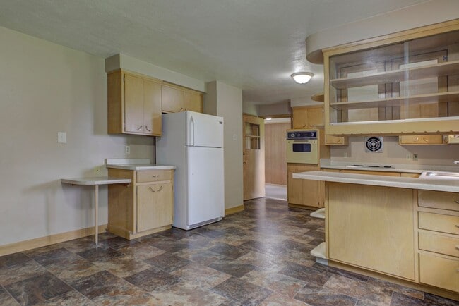 Building Photo - 2 bed, 1 bath –1270 SF – Nice Ranch Single...