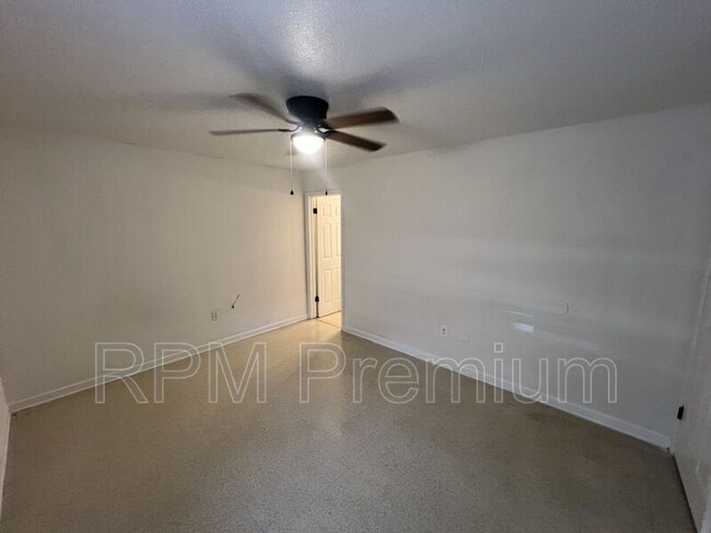 Building Photo - 2150 N Sherwood Forest Dr