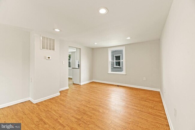 Building Photo - 240 Riverview Ave