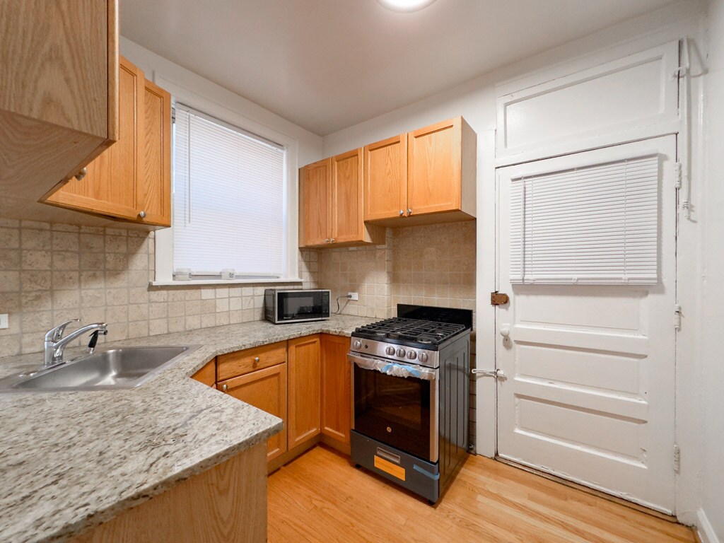 Building Photo - 522 W Surf St