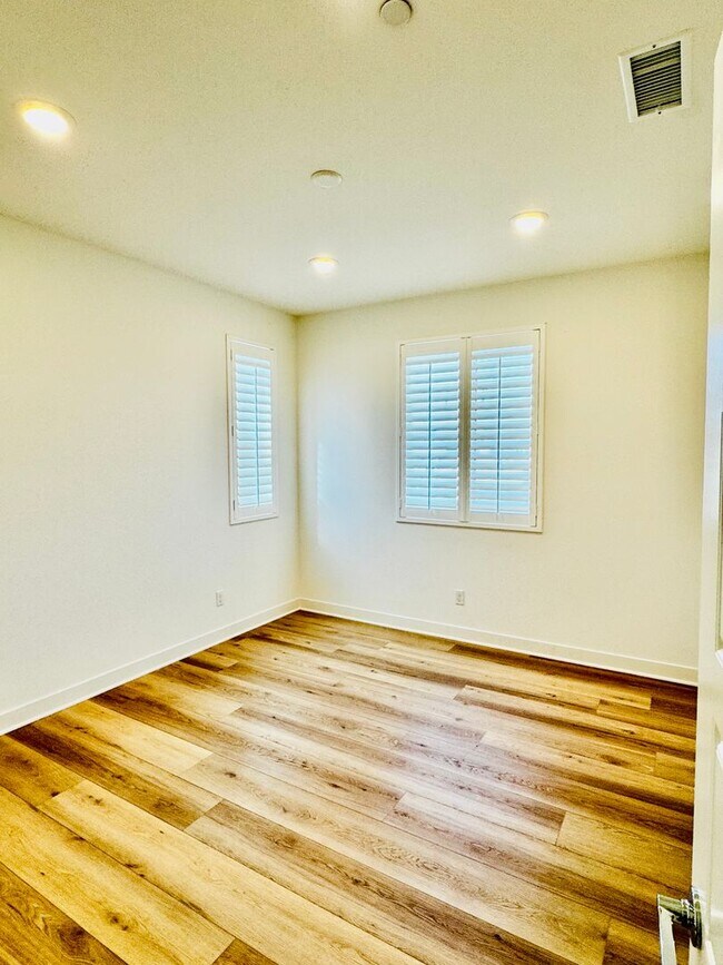 Building Photo - Gorgeous Three Bedroom Townhome For Rent i...