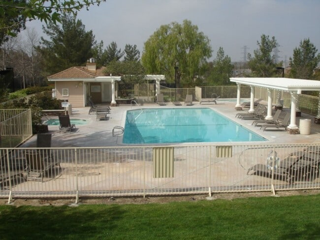 Building Photo - Charming 2-Bedroom Townhome in Valencia with Backyard & Community Amenities!