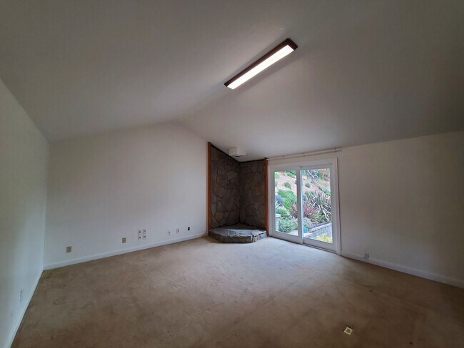 Building Photo - Mont Marin 4x3 home with bedroom suites on...