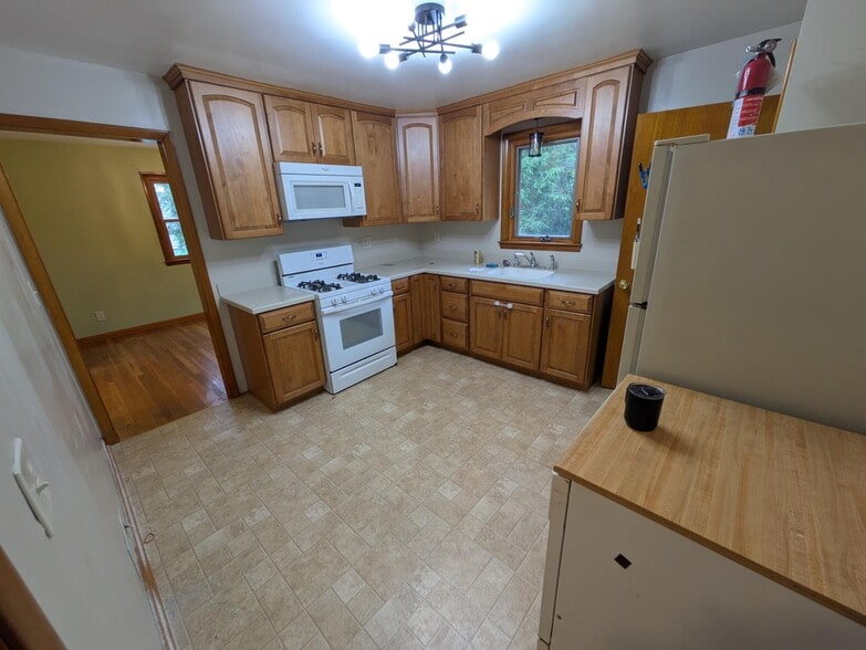 Kitchen - gas stove and range - 308 Church Cir