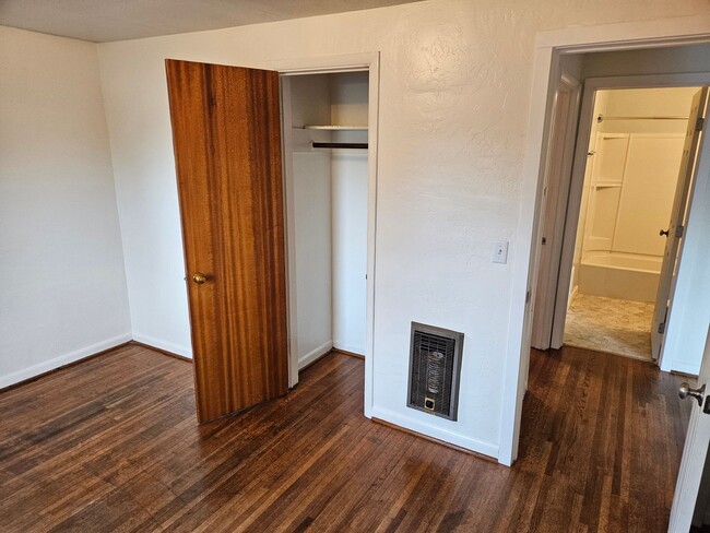 Building Photo - Winter Special-$300 Off Cute 2/BD-1 Bath H...