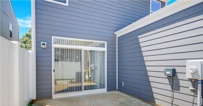 Building Photo - 3BR/2BA Townhome in Davis Lake