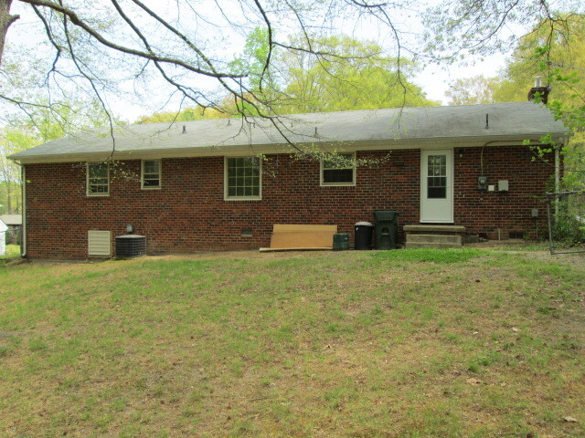 Building Photo - 3 Bed 2 Bath Brick Rancher in the Heart of...