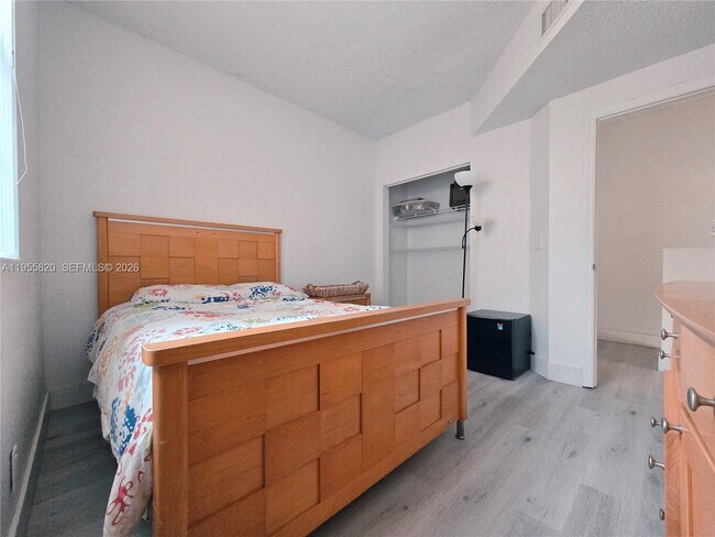 Building Photo - 1303 Presidio Dr