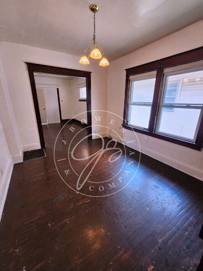 Building Photo - $400 deposit! Spacious upper duplex with i...