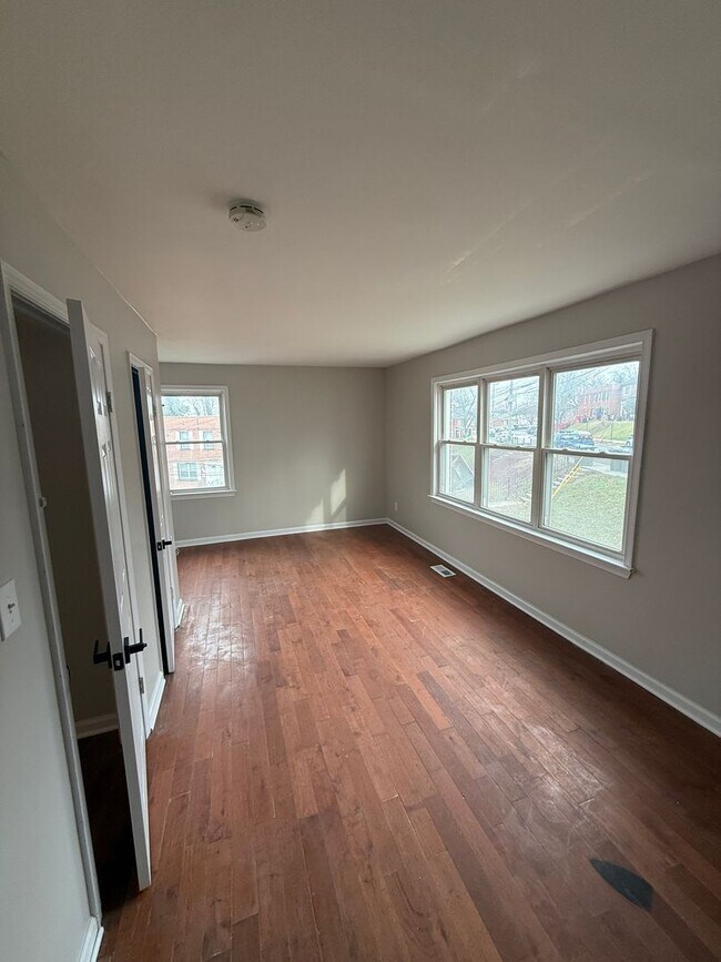 Building Photo - Beautiful 3 Bedroom 2 bath Townhome Conveniently Located and updated