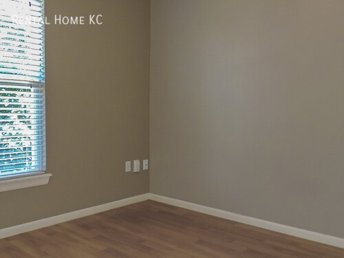 Building Photo - Open and Light 2-story w/fin bsmt and fenc...