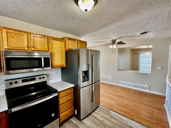 Building Photo - "Charming Home in the Cottonwood Community!"