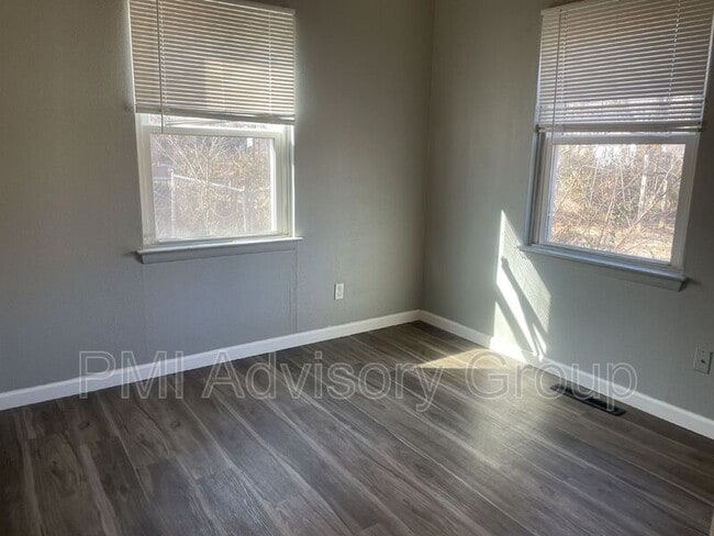 Building Photo - 2424 SW 25th Dr