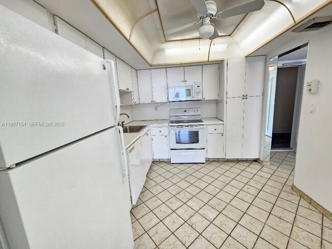 Building Photo - 18031 Biscayne Blvd