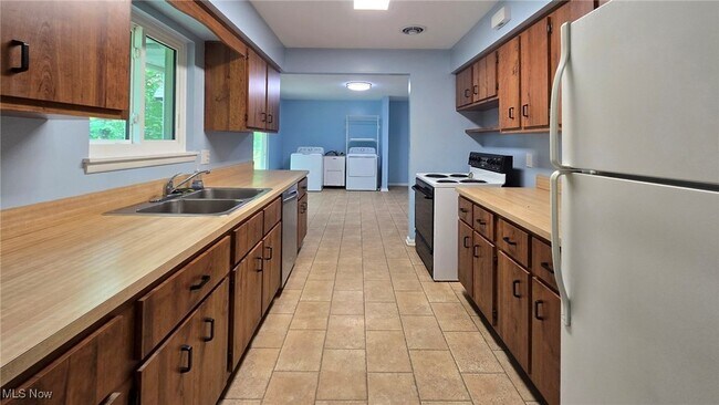 Building Photo - 6862 Westview Dr