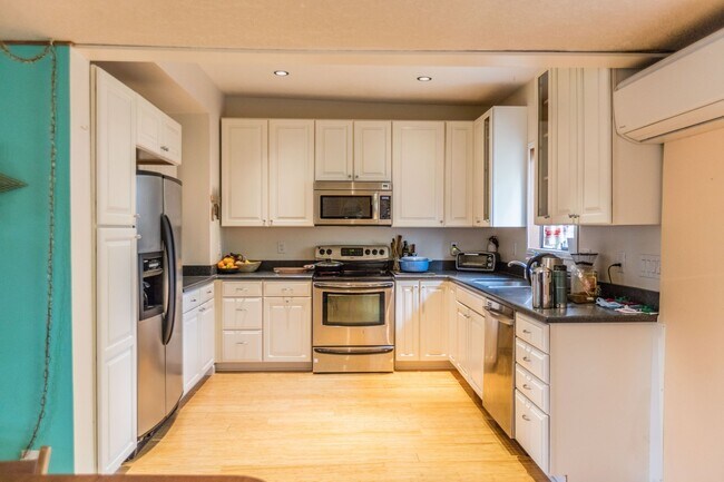 Building Photo - 3 bed/2 bath house in Oak Grove/Milwaukie- Available Now !