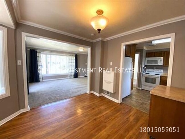 Building Photo - 236 400 S