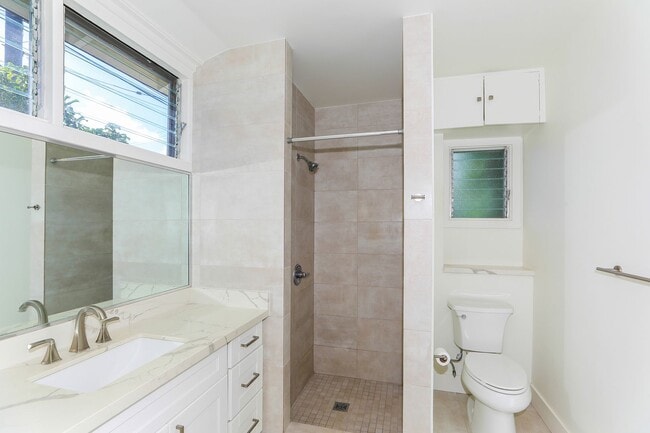 Building Photo - Kahala Avenue Beachside -  1 minute walk to beach  Recently remodeled w/fenced yard. 1 bdrm, 1 ba...