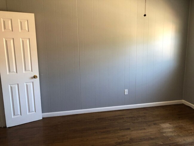 Building Photo - 3 Bedroom 1.5 bathroom townhouse for rent ...