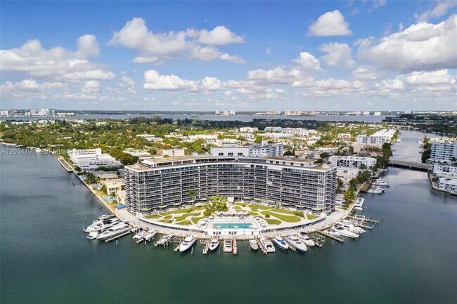 Building Photo - 900 Bay Dr