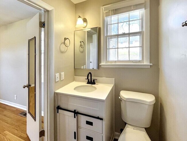 Building Photo - 3-Bedroom Home in a Convenient Location / ...