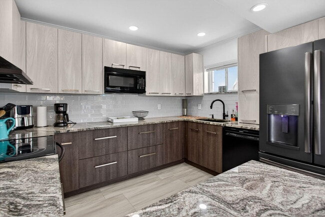 Building Photo - 999 N Riverside Dr