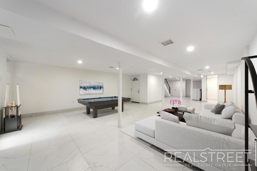 Building Photo - STUNNING 4+ BED 3 BATH DUPLEX + YARD IN PRIME BUSHWICK TOWNHOUSE
