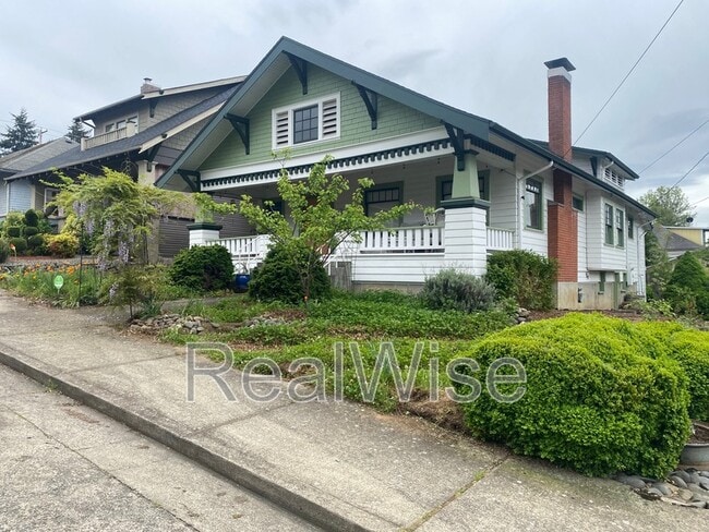 Building Photo - 837 SE Blakeley Ave