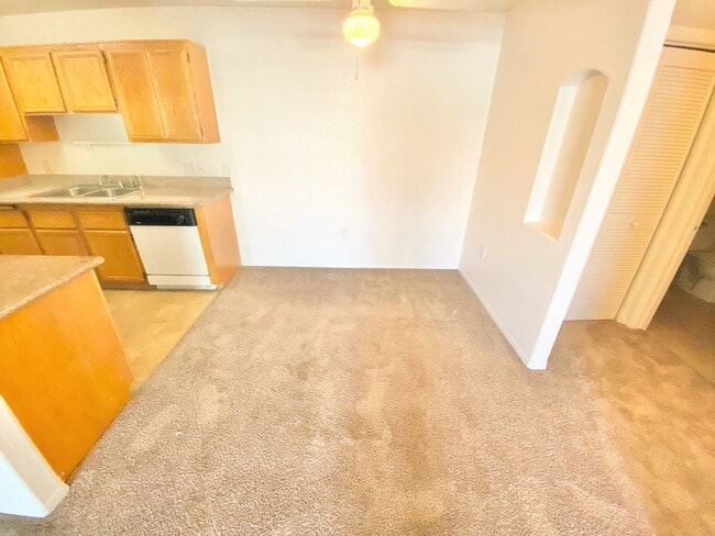 Building Photo - GORGEOUS 2 BEDROOM 2 BATH UPSTAIRS UNIT.