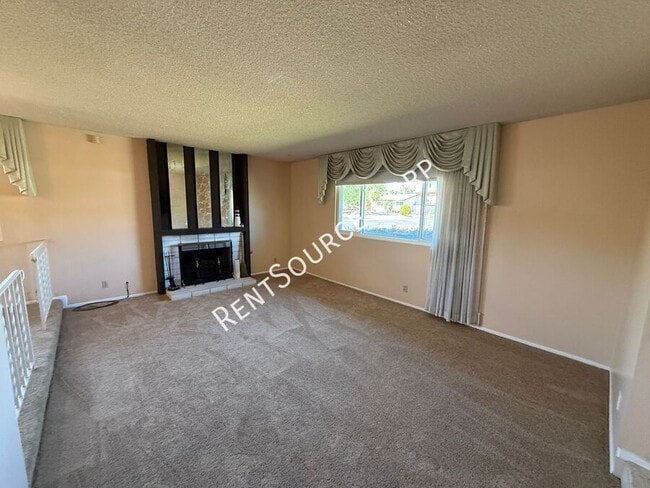Building Photo - 39642 Country Club Dr