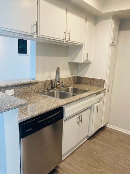 Building Photo - 2642 S Sepulveda Blvd