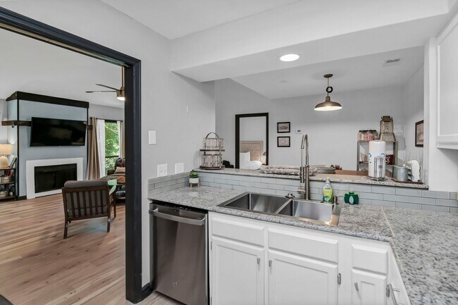 Building Photo - Updated 2BR/2BA Gem Minutes from Downtown Columbia!