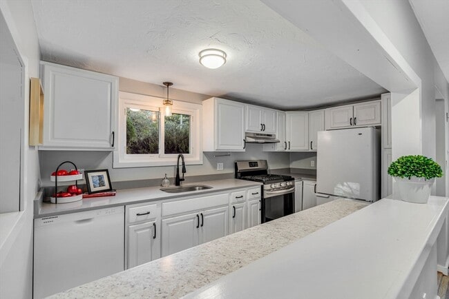 Building Photo - 2 Clover Hill Rd