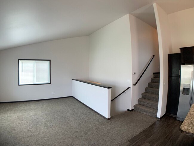 Building Photo - 3 Bed 3 Bath Single Family Home