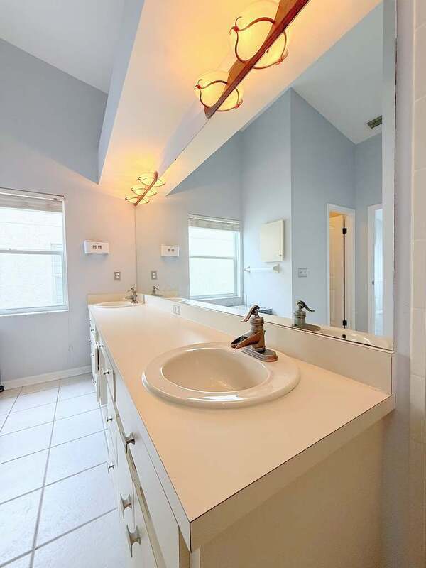 Building Photo - 1118 Hardwood Dr