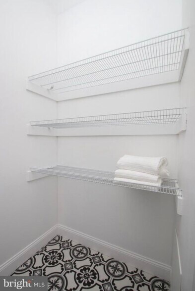 Building Photo - 631 E Locust Ave