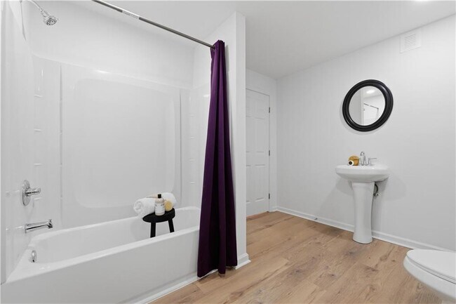 Building Photo - 682 Montglade Ct
