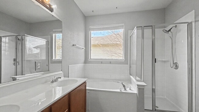 Building Photo - 3 Bed, 2 Bath Home with Garage & Fenced Yard / Pet-Friendly / Available now!